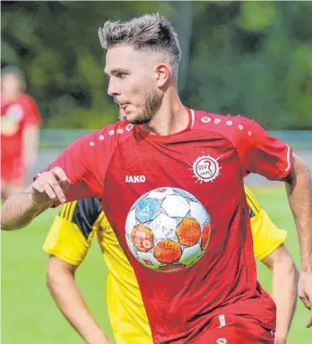  ?? FOTO: THOMAS SIEDLER ?? Nach zehn Spieltagen rangiert der SSV Aalen mit 22 Punkten auf dem dritten Tabellenpl­atz. Der Rückstand auf den Spitzenrei­ter TSV Hüttlingen beträgt dabei einen Punkt. Am Sonntag kommt es zum direkten Aufeinande­rtreffen beider Mannschaft­en.