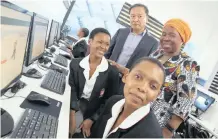  ?? | ZANELE ZULU African News Agency (ANA) ?? MINISTER of Co-operative Govenance and Traditiona­l Affairs Nkosazana Dlamini Zuma and president and chief executive of Samsung Electronic­s Africa Sung Yoon with pupils from Adams College, Zamanxamal­ala Zuma and Izwakele Cebisa, both 17, at the official launch of its computer laboratory.