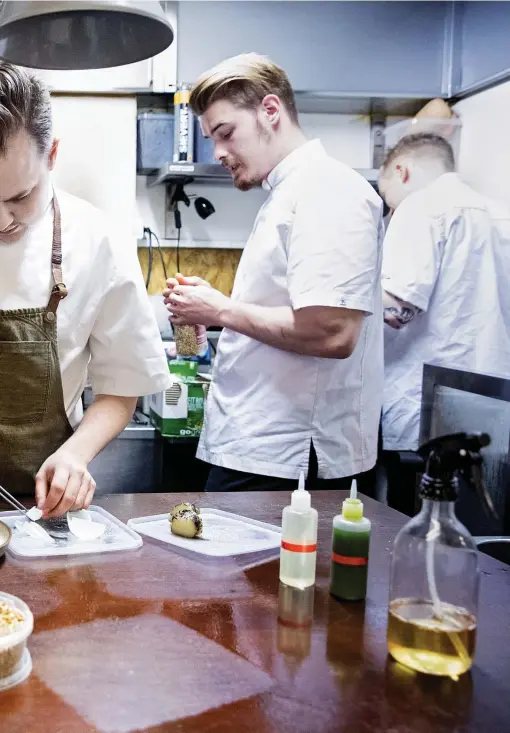  ??  ?? GRÖNT. Nu kan också fine dining vara vego. Toni Kostian förbereder inför kvällen på restaurang Grön på Albertsgat­an i Helsingfor­s.