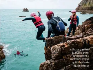  ??  ?? Les blocs de granit rose de Jersey se prêtent au « coasteerin­g », une manière sportive de découvrir la côte à partir de la mer.