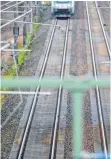  ?? FOTO: JENS BÜTTNER/DPA ?? Wo die Bahn fährt, dürfen keine Menschen sein. Wer sich auf den Gleisen aufhält, muss mit einer Geldbuße rechnen.