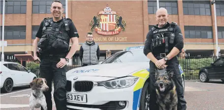  ??  ?? Police Intercepto­rs Mike “Spike” Fisher (left) and Ian Squire , with police dogs Lottie and Kaizer, and event organiser David Barker.