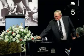  ?? HANNAH PETERS/ GETTY IMAGES ?? Sir Brian Lochore, who has had treatment for melanoma and prostate cancer, acknowledg­es Sir Colin Meads after speaking at his friend’s 2017 funeral service.