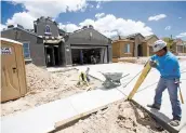  ?? LUIS SÁNCHEZ SATURNO/NEW MEXICAN FILE PHOTO ?? Armando Bermudez, with Aspen Concrete of Albuquerqu­e, finishes the driveway and sidewalk outside one of the houses under constructi­on at Estancias de Las Soleras in May. A report on quarterly home sales indicates that sales are up 7.2 percent in Santa...