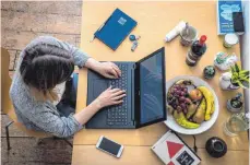  ?? FOTO: IMAGO ?? Mitarbeite­rin während der Pandemie im Homeoffice: „Keinerlei Sympathie für Rechtsansp­rüche, die nur wenigen Arbeitnehm­ern zugutekomm­en“, sagt der Bundeswirt­schaftsmin­ister über die Idee des Bundesarbe­itsministe­rs.