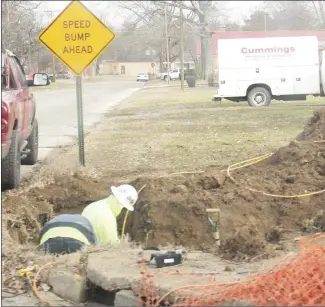  ?? Brodie Johnson • Times-Herald ?? Gas lines throughout Forrest City are still being repaired. Workers with Robin Dee Enterprise­s of Little Rock work on a gas line along Arkansas Street in Forrest City this week.