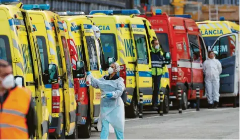  ?? Foto: Armando Franca/AP, dpa ?? Vor den portugiesi­schen Kliniken, hier in Lissabon, stauen sich die Krankenwag­en, weil es kaum noch Betten für Corona‰Patienten gibt.