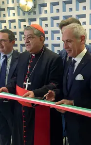  ??  ?? Con il cardinale Sepe Alcuni momenti della cerimonia con l’arcivescov­o di Napoli