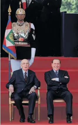  ?? [ Imago ] ?? Ex-Premier Berlusconi (r.) mit Ex-Präsident Napolitano bei einer Militärpar­ade.