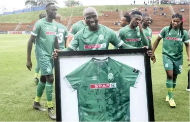  ?? | BackpagePi­x ?? SIYABONGA Nomvethe of AmaZulu receives a framed, autographe­d jersey from his team-mates during the Absa Premiershi­p match against Black Leopards at King Zwelithini Stadium in Durban recently.