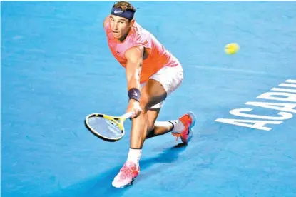  ?? IVÁN LÓPEZ ?? Rafael Nadal en busca de regresar la pelota por medio de un revés.