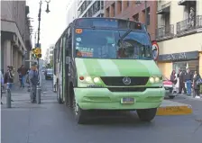  ??  ?? Claudia Sheinbaum, jefa de Gobierno, afirma que si los concesiona­rios y conductore­s del transporte público no se registran habrá sanciones.