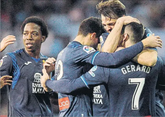  ?? FOTO: EFE ?? Los jugadores del Espanyol, celebrando el gol de Gerard in extremis. El equipo de Quique hizo un flojo partido pero se llevó un valioso punto ante un Celta que se topó con Diego López