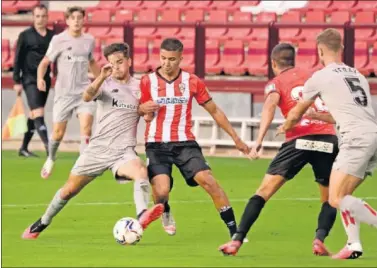  ??  ?? Prados trata de hacerse con el control del balón durante el duelo de ayer.