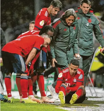  ?? Foto: Imago ?? Der sorgenvoll­e Blick lässt es schon erahnen: Bayerns Edeltechni­ker Thiago fällt wochenlang aus. Im Pokalspiel gegen Rödinghaus­en zog er sich einen Bänderriss im rechten Sprunggele­nk zu.