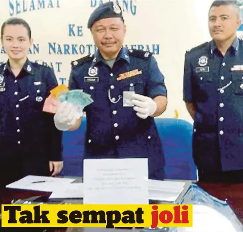  ?? Mohamad Firdaus Francis ?? MOHAMAD Firdaus (tengah) menunjukka­n barang kes yang dirampas daripada suspek pada sidang media di IPD, Tenom. Hasil pemeriksaa­n, polis turut menemui dua mesin pemotong kayu yang dipercayai dicuri oleh suspek terbabit dan semua suspek berusia antara 14 dan 31 tahun ditahan mengikut Seksyen 379 Kanun Keseksaan kerana kesalahan mencuri”