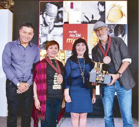  ??  ?? National Artist BenCab (right) was honored during the launch of My City, My SM, My Art in SM City Baguio. With him are National and Internatio­nal Delphic Council president Divina Bautista (second from left), SM SVP for marketing communicat­ions group Millie Dizon (second from right), and SM North Luzon 1 regional operations manager Marc Janssen Pe.