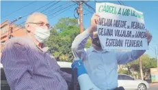  ??  ?? Docentes jubilados salieron en caravana para pedir justicia.