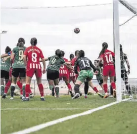  ?? CAERLOS GIL ?? Partido de la primera vuelta entre el Cacereño y el Atlético B.