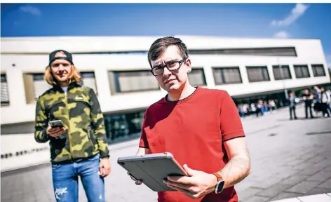  ?? FOTO: ANDREAS BRETZ ?? Lukas Keil (l.) und Maik Verstraten auf dem Hof des Albrecht-Dürer-Kollegs. „Ohne zuverlässi­ges Internet geht es nicht“, sagen die beiden.