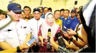  ??  ?? AZIZAH bercakap kepada pemberita.