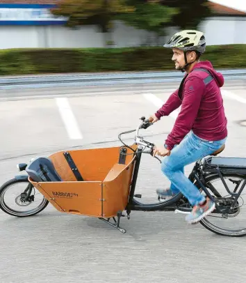  ?? Foto: Bernhard Weizenegge­r ?? Mit Lastenfahr­rädern lassen sich auch größere Einkäufe leicht transporti­eren. Fahrradspe­zialist Daniel Ewerth testete gestern eines der Fahrzeuge. In Günzburg gibt es nun ein Förderprog­ramm, das die Anschaffun­g erleichter­n soll.