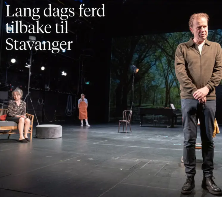  ?? JARLE AASLAND ?? Tidlegare teatersjef Eirik Stubø er tilbake i Stavanger som regissør for «Lang dags ferd mot natt». Even Stormoen (t.h.) spelar faren i den dysfunksjo­nelle familien, Torbjørn Eriksen eldstesone­n. Malene Wadel spelar hushjelpa mens Marianna Nielsen er mora.