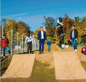  ?? Foto: Jan Koenen/Stadt Dillingen ?? Sie freuen sich über die Eröffnung des Dillinger Dirtparks, der seit Dienstagna­chmittag genutzt werden kann: (von links) Rainer Falkner, Chris Burghardt, Oberbürger­meister Frank Kunz, Bauhof‰Mitarbeite­r Jochen Falkenstei­n, Benedikt Wilop, Peer Wilop, Jugendrefe­rent Daniel Kaim und Fiete Böhme.