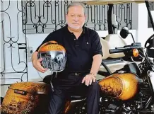  ?? REPRO LN ?? Nový malajsijsk­ý král a vládce jednoho z tamních sultanátů Ibrahim Iskandar pravidelně vyjíždí mezi své poddané na motocyklu Harley-Davidson
