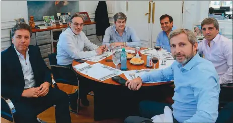  ??  ?? MESA DE TRABAJO. Nicolás Dujovne, Gustavo Lopetegui, Marcos Peña, Mario Quintana, Luis Caputo y Rogelio Frigerio forman el equipo más cercano al presidente Macri. Abajo, Spotify, una estrella dudosa.