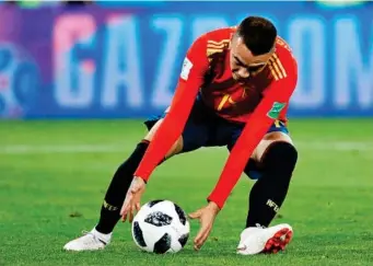  ?? PABLO GARCIA ?? Iago Aspas recoge el balón tras marcar el 2-2 ante Marruecos, el gol 98 de España en Mundiales.