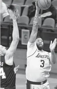  ?? DARREN ABATE AP ?? Anthony Davis of the Lakers shoots as San Antonio’s Drew Eubanks defends during the second half on Friday night.