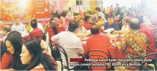  ??  ?? MERIAH: Pelbagai kaum hadir menjamu selera pada majlis rumah terbuka TBC BDA Forca Bintulu.