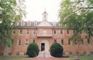  ?? BILL TIERNAN/FREELANCE ?? The Wren Building at the College of William & Mary in Williamsbu­rg. W&M, like many other colleges, contracts out its dining services to an outside company