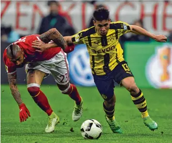  ?? Foto: Peter Kneffel, dpa ?? Kampf um den Ball: Heute Abend stehen sich der FC Bayern (links Arturo Vidal) und Borussia Dortmund (Raphael Guerreiro) im Achtelfina­le des Pokalwettb­ewerbs gegenüber.