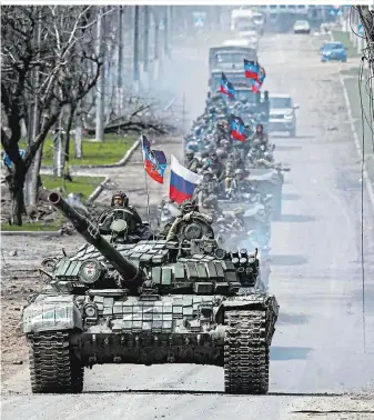  ?? ?? Russische Panzerkolo­nne in Mariupol. Die ukrainisch­e Armee will US-Drohnen gegen sie einsetzen