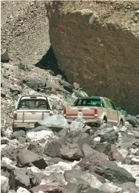  ??  ?? Aunque no lo parezca, en un “mar de rocas” casi siempre es posible encontrar un paso si observamos bien. Tener a mano materiales de rescate, como planchas, nos facilitará la tarea.