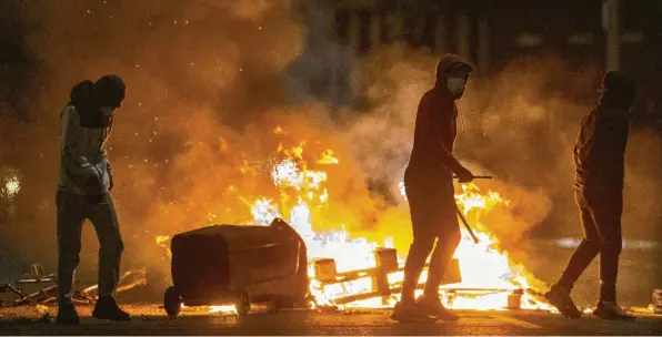  ?? Foto: Liam Mcburney, dpa ?? In der britischen Provinz Nordirland kommt es seit Tagen zu nächtliche­n Krawallen, bei denen inzwischen mehr als 50 Polizisten verletzt wurden.