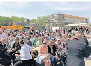  ?? FOTO: HEINZ SCHILD ?? Viele Besucher kamen zum Knappentag in Lohberg, der bei herrlichst­em Sonnensche­in stattfand.