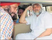  ?? BHARAT BHUSHAN /HT ?? ■ Former senior superinten­dent of police SS Grewal (right) being taken to district courts in Patiala on Thursday.