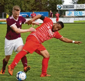  ?? Foto: Melanie Nießl ?? Ordentlich gespielt, unglücklic­h verloren: Der FC Affing mit Bora Kalkan (rot) musste im Spiel gegen den FC Mertingen eine bit‰ tere 0:1‰Heimnieder­lage einstecken. Dabei vergaben die Affinger zwei Elfmeter.