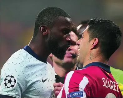  ?? AP ?? Rudiger y Luis Suárez discuten en el Atlético-Chelsea de ayer