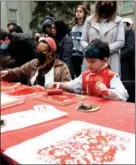  ?? LIU JIE / XINHUA ?? Local people try doing Chinese New Year paintings at an art gallery in Washington DC on Jan 28.