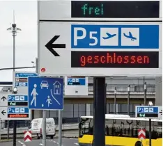  ?? Foto: dpa ?? Parkplatzs­orgen hat man keine, wenn man den Airport Express zum Flughafen be nutzt.