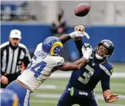  ?? Scott Eklund / Associated Press ?? Leonard Floyd, left, recorded two of the Rams’ five sacks of Seahawks quarterbac­k RussellWil­son.