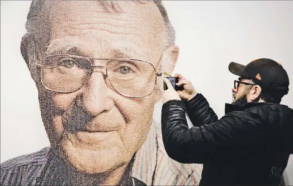  ?? OLA TORKELSSON / AP ?? Un visitante hace una foto al retrato del fundador de Ikea en el museo dedicado a la empresa en la ciudad sueca de Älmhult