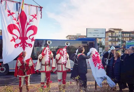  ??  ?? Il sindaco Dario Nardella scopre la targa della nuova piazza Ciampi