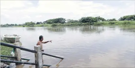  ?? VALENTINA ENCALADA / EXPRESO ?? Sedimentac­ión. Un islote de unos 300 metros de largo, formado frente al malecón del cantón Santa Lucía, afecta la navegabili­dad del río Daule.