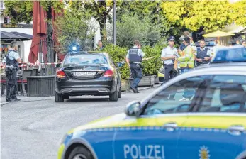  ?? FOTO: DPA ?? Polizeiein­satz auf dem Marienplat­z in Ravensburg nach den Messeratta­cken. Den Täter stoppten allerdings Passanten.