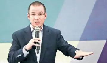  ??  ?? POSTURA. Ricardo Anaya, candidato de Por México al Frente, dice que está listo para debatir.